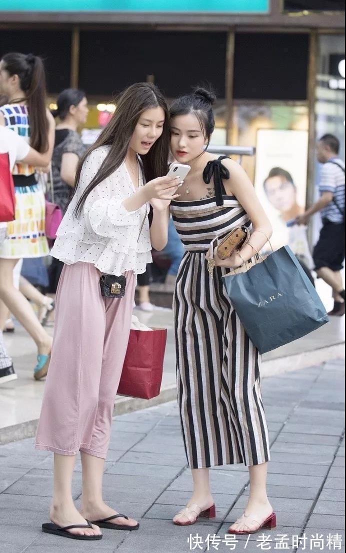 路人 街拍路人,楚楚动人的应季穿搭参考,每一款都它的独特魅力