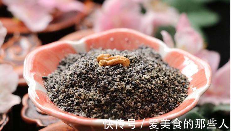 核桃和黑芝麻是绝配,教你简单做法,做一次吃一冬天,随吃随取