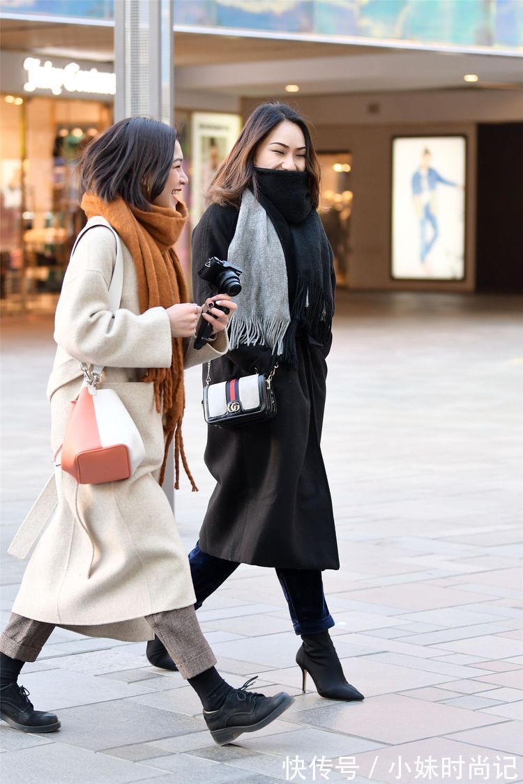 身材高挑|街拍：美女米色羽绒服搭配高领针织毛衣，黑色过膝靴，特别的美！