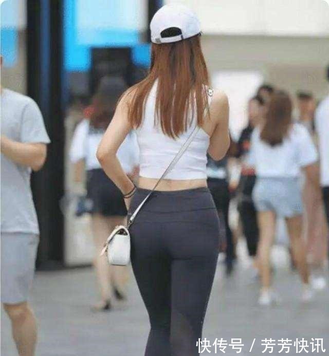 搭配 黑色打底裤搭配白色上衣,很有穿搭感的穿搭,非常有气质!