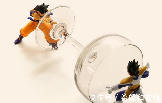 缩影|蟹味菇百裂脚,纸巾升龙拳,牙膏筋斗云,不平凡动漫游戏世界缩影
