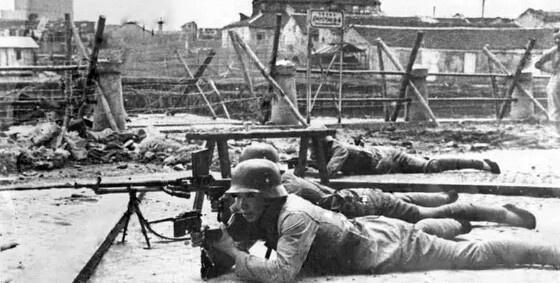 老照片|淞沪战役，国军与日军的老照片，一方紧张备战另一方轻松抽烟