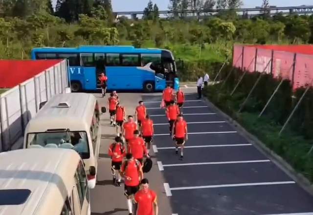中国队|记者:李霄鹏执教最大压力是大年初一踢越南,输球没人能接受!