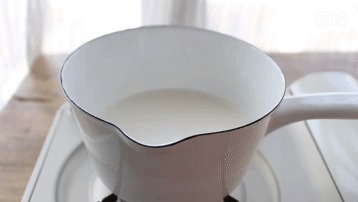 奶油焦糖布丁,1袋牛奶和少许糖,锅里简单一煮就成功