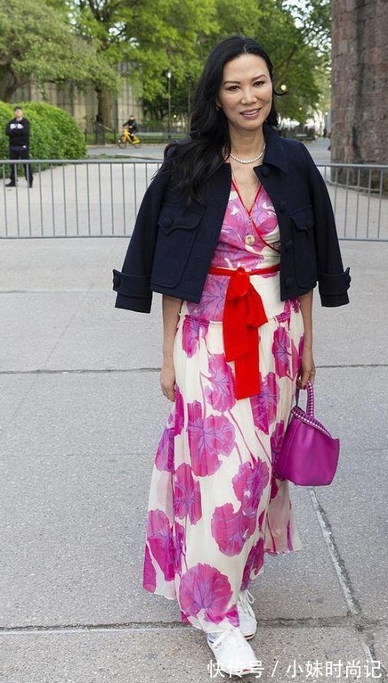 连衣裙 服了邓文迪的审美,如此花哨的裙装都能穿出高级感,气质真不一般