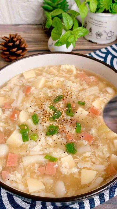 它是天然“堿性食物”，女性常吃，補益氣補血，美容養顏，頭發也變得烏黑發亮！