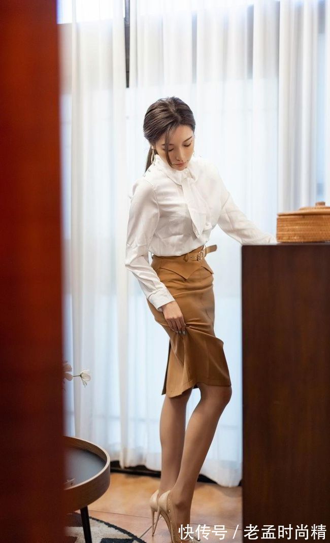 女人味|白色的衬衫很是时尚百搭,穿在身上彰显气质的同时不乏女人味