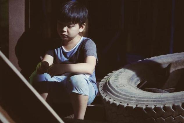 女儿|6岁女儿上完兴趣班后,回家画了几幅画,妈妈看完立刻报警