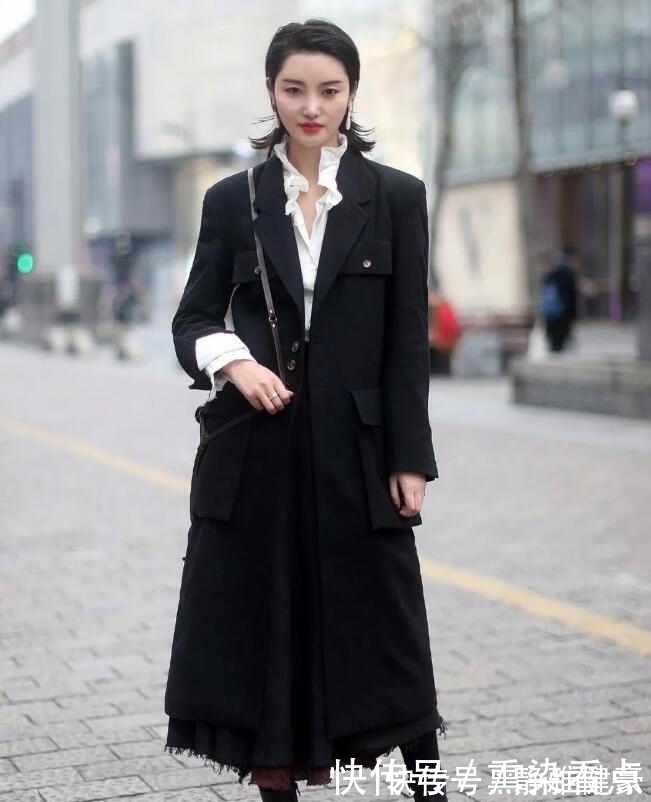 高腰衫|街拍:清新典雅的小姐姐,黑色高腰衫配白色短裤,时尚与性感兼具