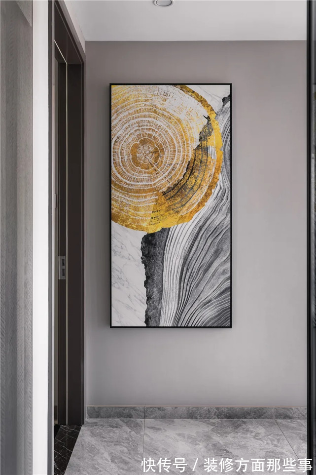 卧室|138平现代风三居室,卧室大版块的木饰面铺贴端庄大气又可收纳