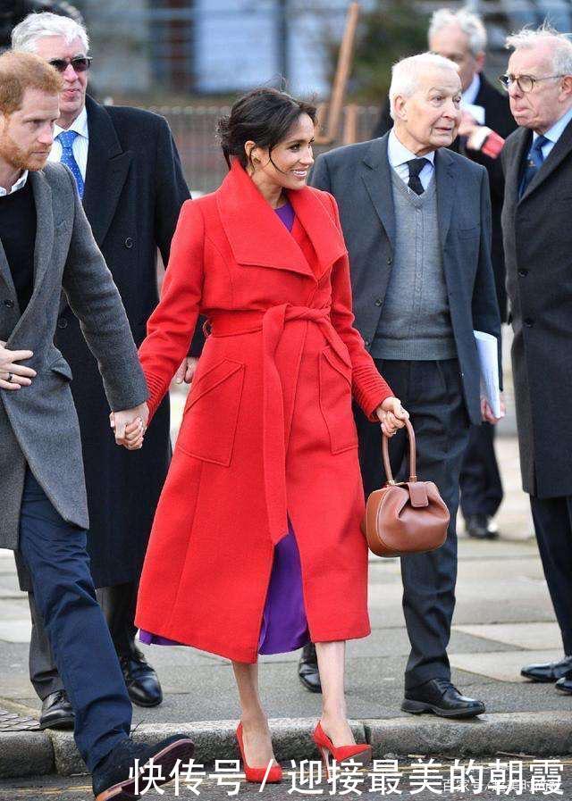 凯特终于变高贵了！一身超长大衣配4千块的包，气质太像“女王”