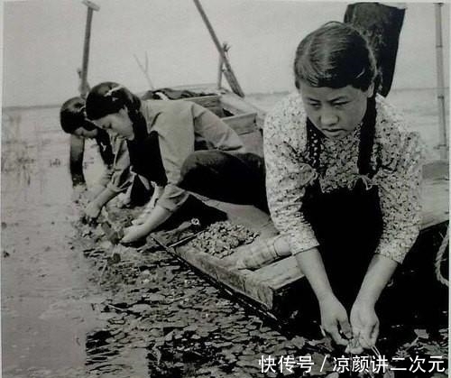 腼腆|老照片:70年前素颜美女,图4是腼腆的再婚寡妇,丈夫则一脸满足