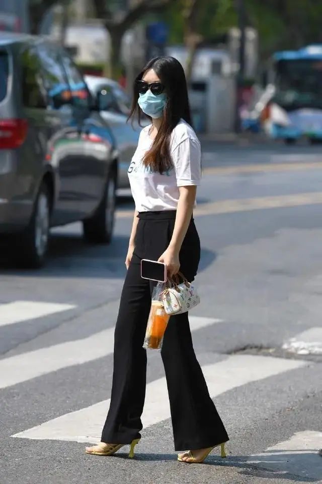 藏蓝色|街拍美女:连衣裙穿搭这样好迷人,能完美勾勒美好身材,效果满满