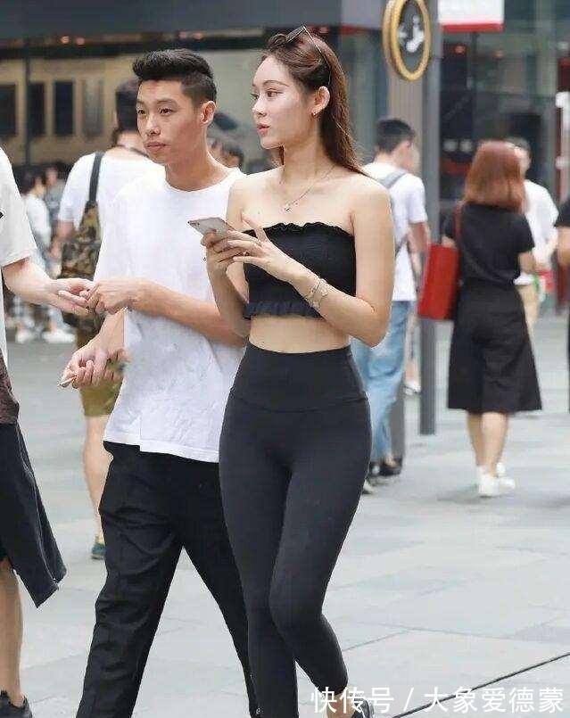 显高显瘦 柔美多姿的打底裤美女,换上了富有设计感的裙型,真佩服她