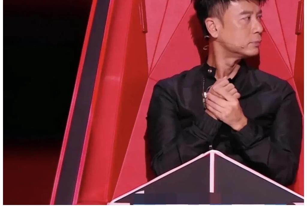 吉克雋逸|吉克雋逸真把自己當(dāng)導(dǎo)師了，李榮浩還在點評，她直接打斷自己先說