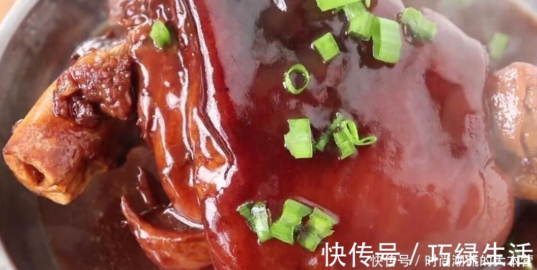 大厨教你做红烧肘子,秘制方法超简单,肉质软糯脱骨,又香又好吃