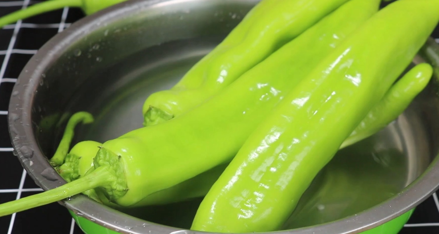 青椒别再炒肉丝炒鸡蛋，扔一把盐，不煮不炒，农村待客就靠它