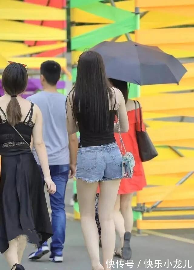 上半身 黑色吊带搭配黑色牛仔裤,穿出个性,穿出风格