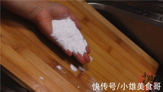 洗菜板时撒一点,不管多脏多黑,菜板马上焕然一新,省心又省力