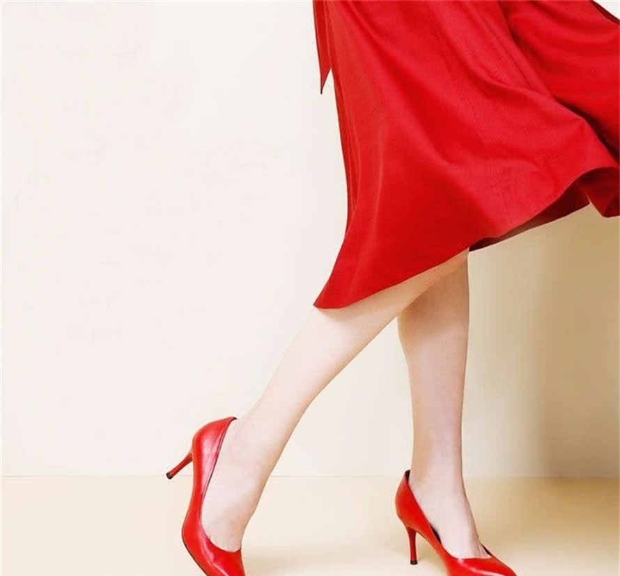尖尖|尖尖的高跟鞋恰到好处,性感在不经意间自然流露