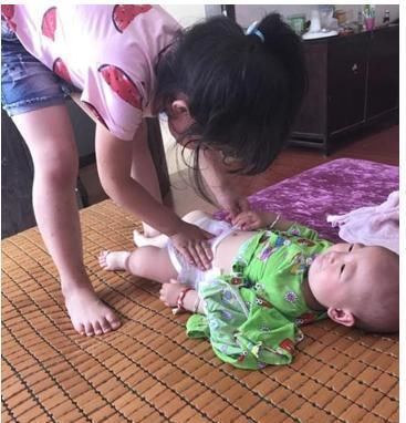 孩子|3岁姐姐给弟弟换尿不湿，发现弟弟和自己不一样，反应让人笑抽