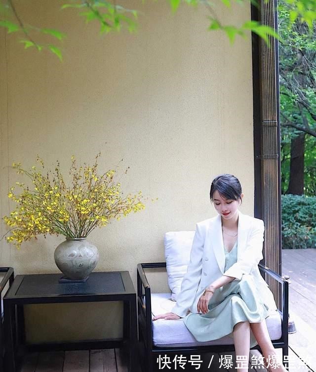 秋天 皮肤暗黄的女生如何选衣服颜色可以尝试这几款,让你显白还好看!