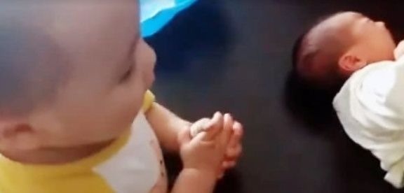 二胎政策|弟弟大哭,一岁四个月的哥哥好着急,束手无策的样子太可爱了