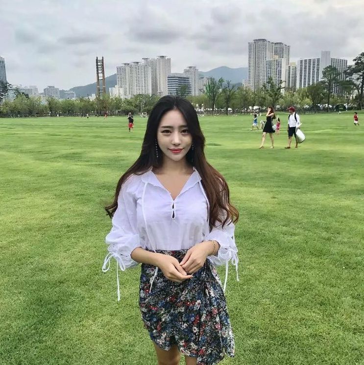  千娇百媚|街拍：千娇百媚端庄的美女，穿衣走心曲线有致像女神！