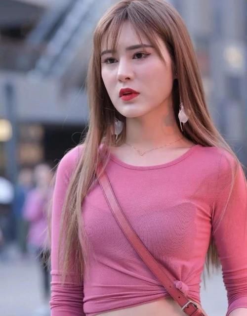 上乘|街拍红色上衣气质上乘,破洞牛仔裤勾勒苗条身材