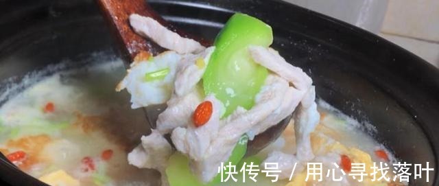 秋天多喝丝瓜三鲜汤,试试这样搭配食材,汤汁奶白,对抗秋燥!