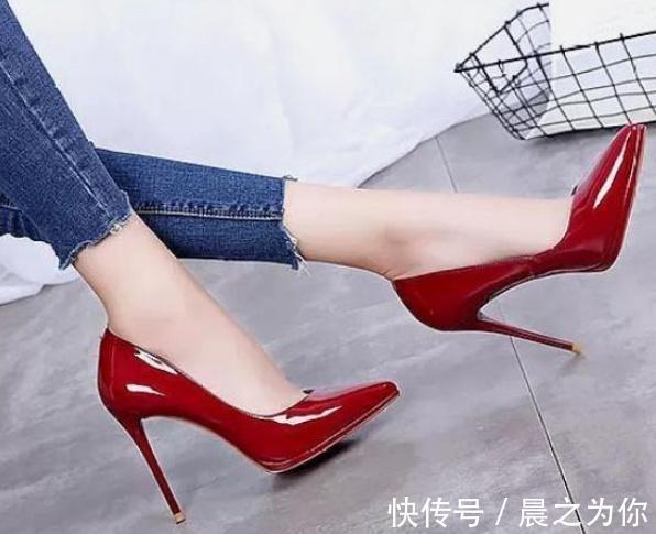 气息 细跟鞋增添一点优雅的气息,让你看起来更加时尚!