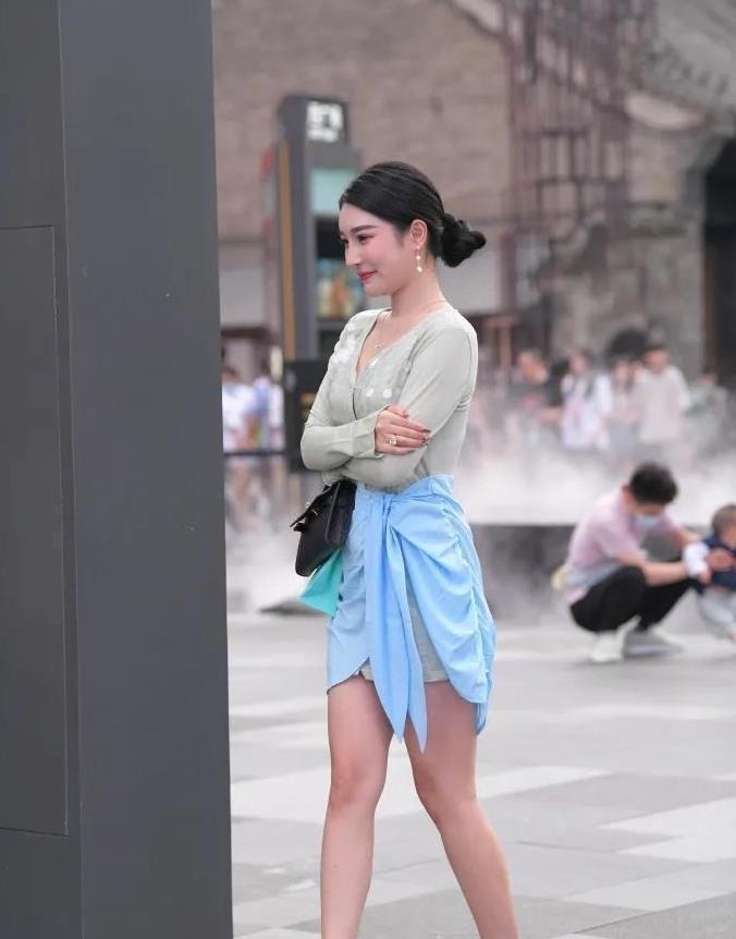 衣饰 美女一看就不是普通人,气场十足,不亏为名门贵族的千金大小姐