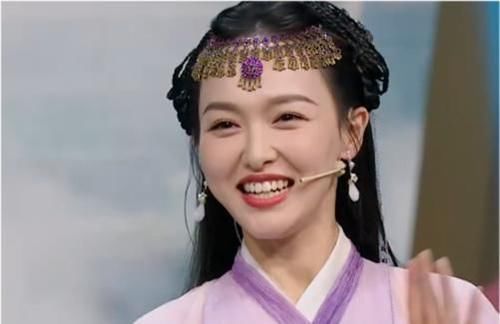 节目组将迎来史上最大牌的嘉宾，所以节目组才会将如此多的镜头给她，网友却直呼还不够