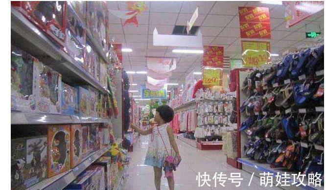 超市|娃在超市拿了一颗葡萄,员工竟破口大骂,母亲的回复让人佩服!