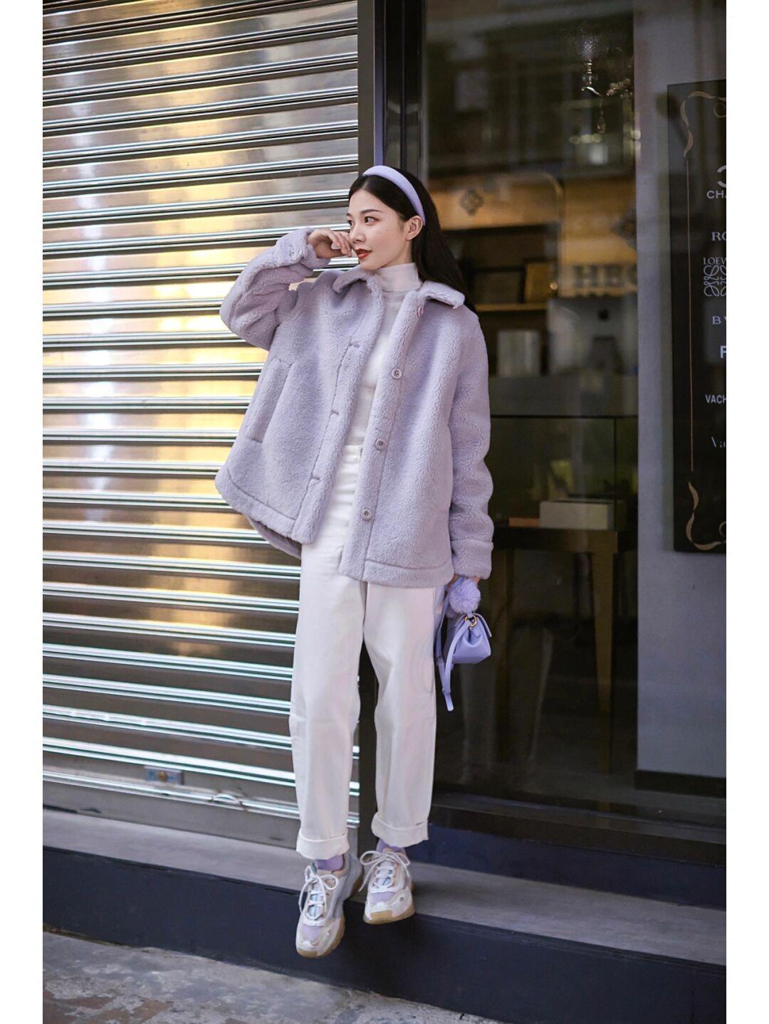 外套 今天偷偷分享一些私藏的秋冬保暖搭配,香芋紫外套+白色牛仔裤保暖又时尚!