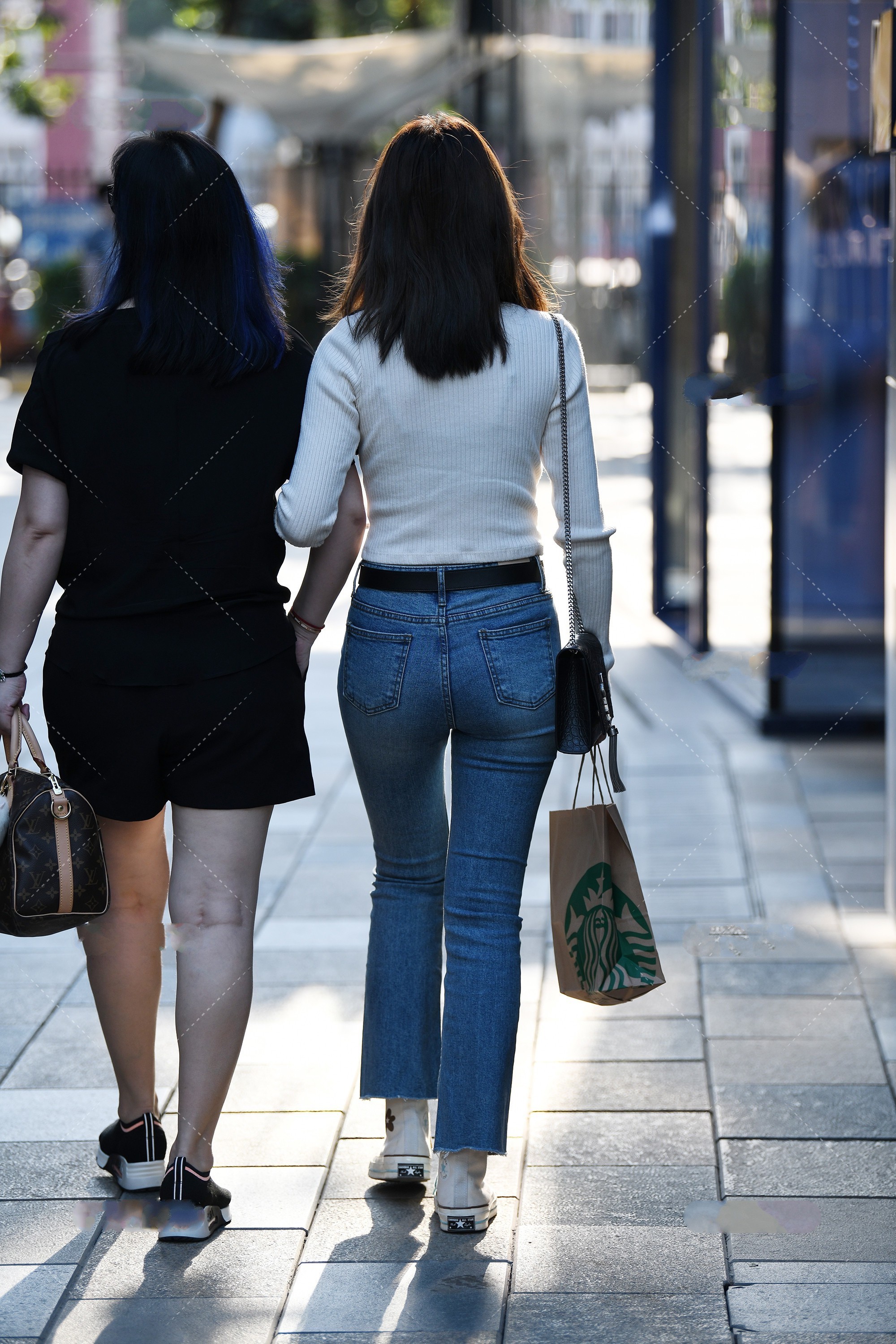 大方|短上衣搭配深色裤子, 简约又大方, 干净利落