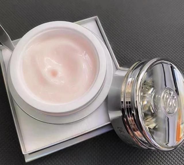 涂抹 秋天的第一瓶“面霜”,不如看看这个可代替粉底的麦吉丽面霜!