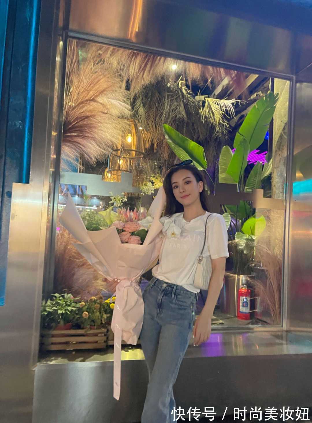 t恤|天王嫂“方媛”真低调,穿T恤配牛仔裤上班,没有一点明星架子