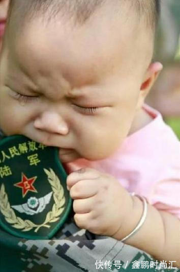 孩子|宝妈带宝宝去部队看爸爸,战友随手帮拍照片,看到最后一张心碎了