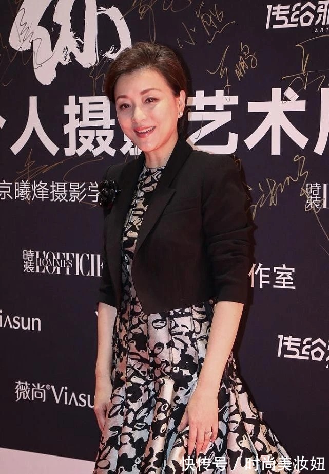 鱼尾裙|53岁杨澜身材挺有“料”的,穿蓝色鱼尾裙亮相,腰臀比美到了