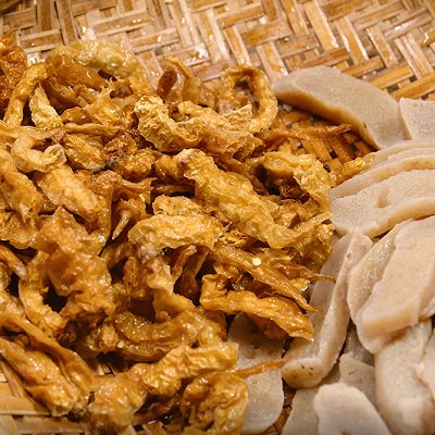  加上五花肉白辣椒一起炖