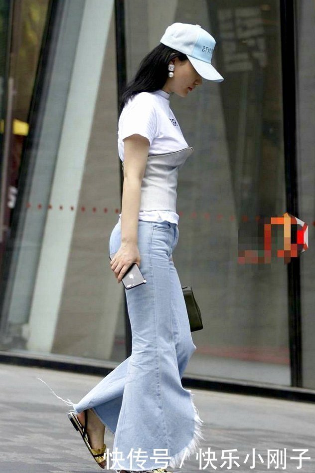 潇洒的宽腿紧身牛仔裤束腰，很有特点