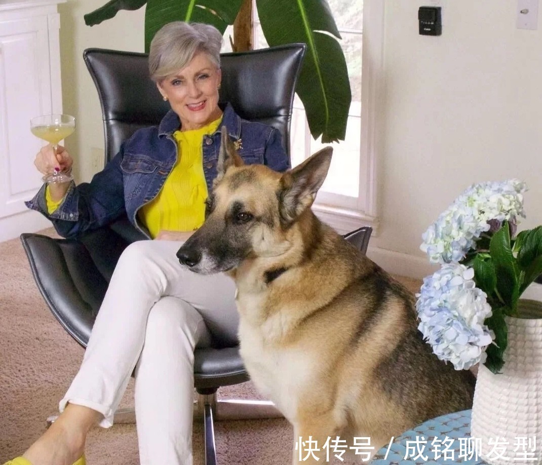 老年人|论穿搭就服这位62岁的奶奶,越老越有魅力,行走中的穿搭教科书