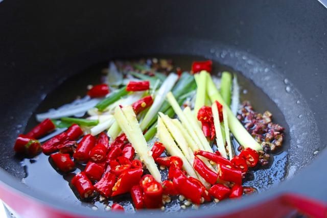 辣椒粉|干煸鱼块，做法简单，吃完还想吃，学会了轻松做给家人吃