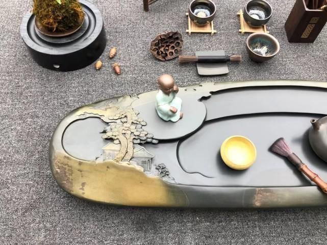 远景！籽料+金皮包裹的石头，用刀刻上山水画后，还能做成这样的茶盘？