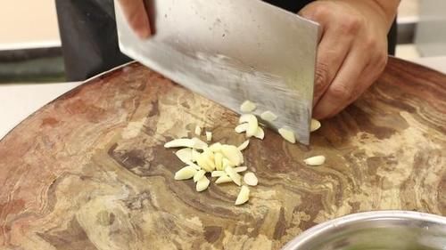  滑嫩|大厨教你做“洋葱炒鸡蛋”，鸡蛋滑嫩味道好，家常菜简单又营养