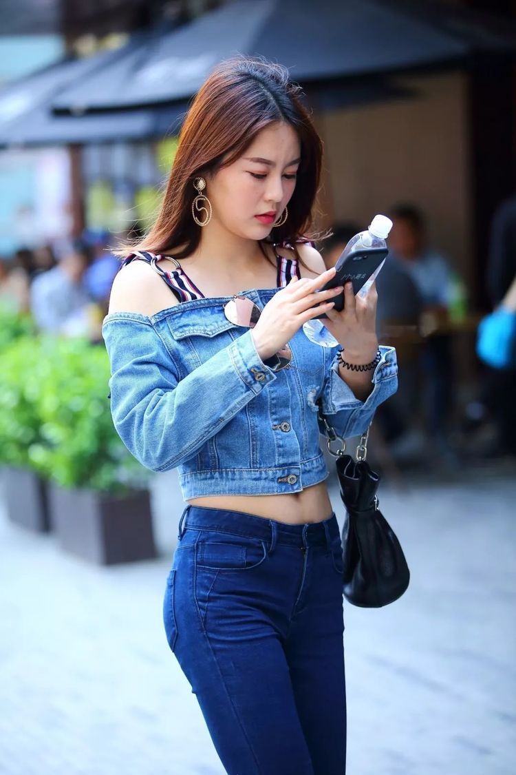 街拍:牛仔露脐一字领外套搭配紧身小脚裤,欧美嘻哈女人味浓!