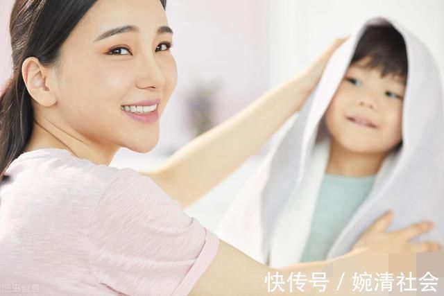 丽丽|妈妈上厕所初中儿子丝毫不避讳,亲情越界,对孩子危害大