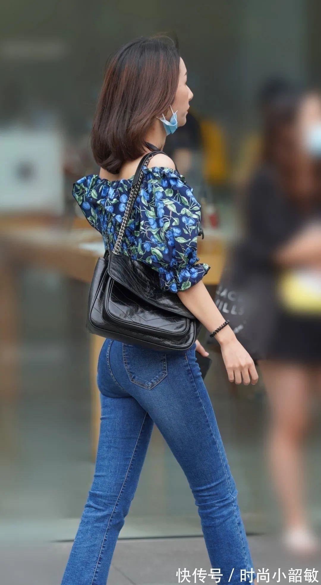 美女 紧身牛仔裤这么穿才好看,配上一字肩,时尚又迷人