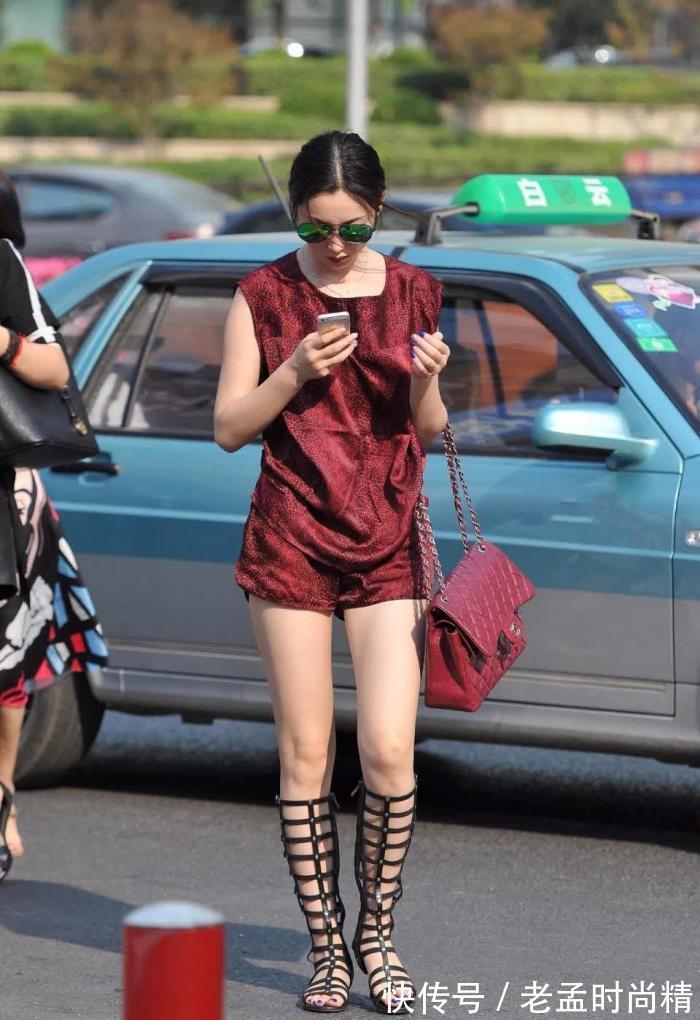 性感|街拍:酷酷的冷范儿美,紫红衣服的性感少妇